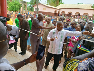 INAUGURATION ET REMISE OFFICIELLE DES BATIMENTS REHABILITES ET EQUIPES DE L’HOPITAL DU DISTRICT DE KOUANGO GRIMARI A LA POPULATION.