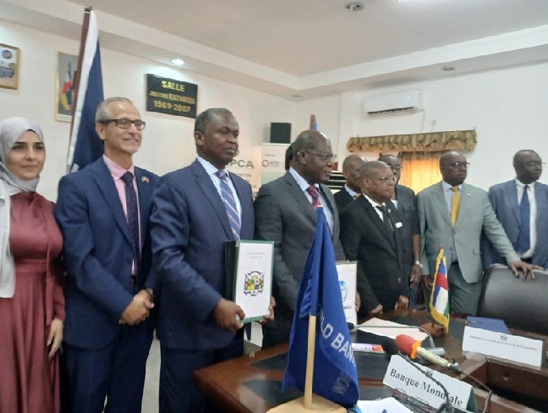 Échange de parapheurs entre le gouvernement Centrafricain et la Banque Mondiale pour le financement additionnel de 25 milliards de francs cfa, en faveur du projet SENI Plus et MAÏNGO.
